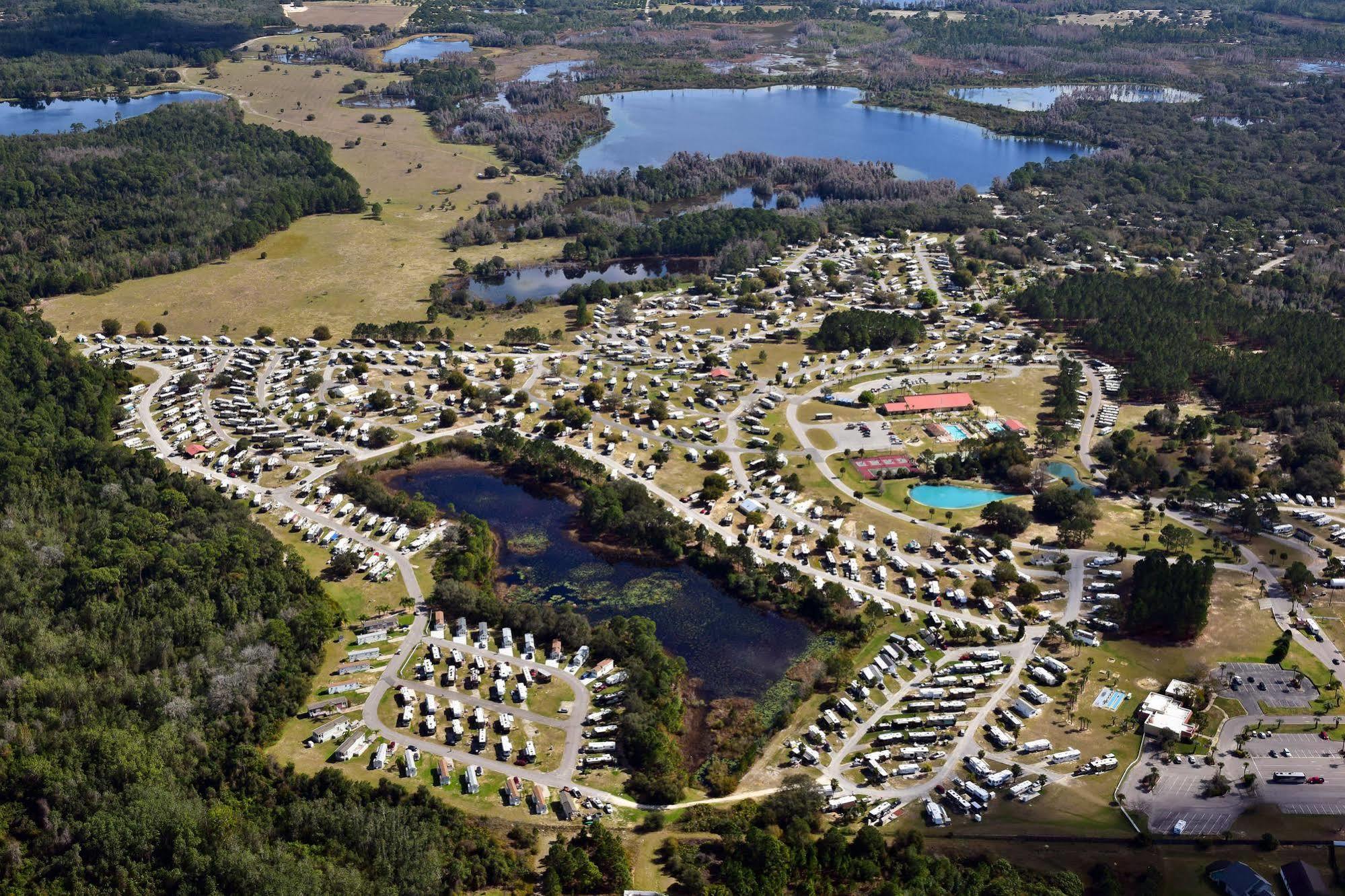 Clerbrook Golf & Rv Resort Caravan Park Клермонт Екстер'єр фото